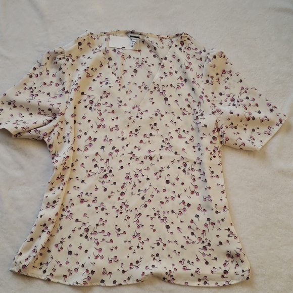 Express Tops - 🆕️ Expess floral shirt